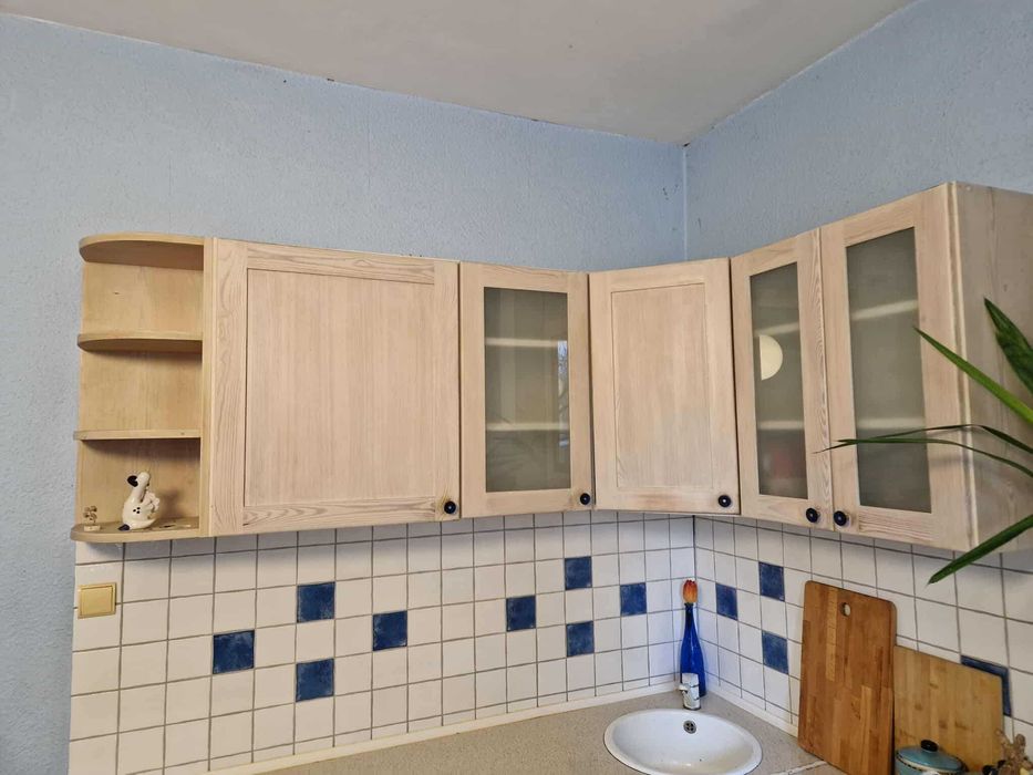 Górne szafki kuchenne, drewniane fronty