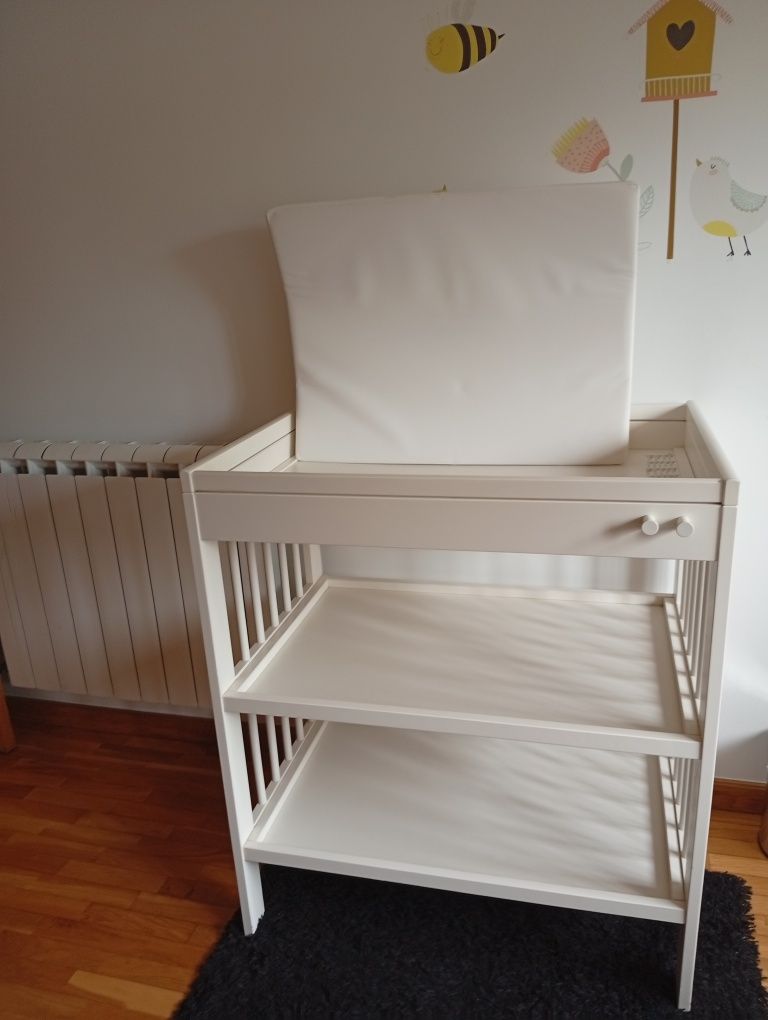 Muda fraldas + colchão IKEA