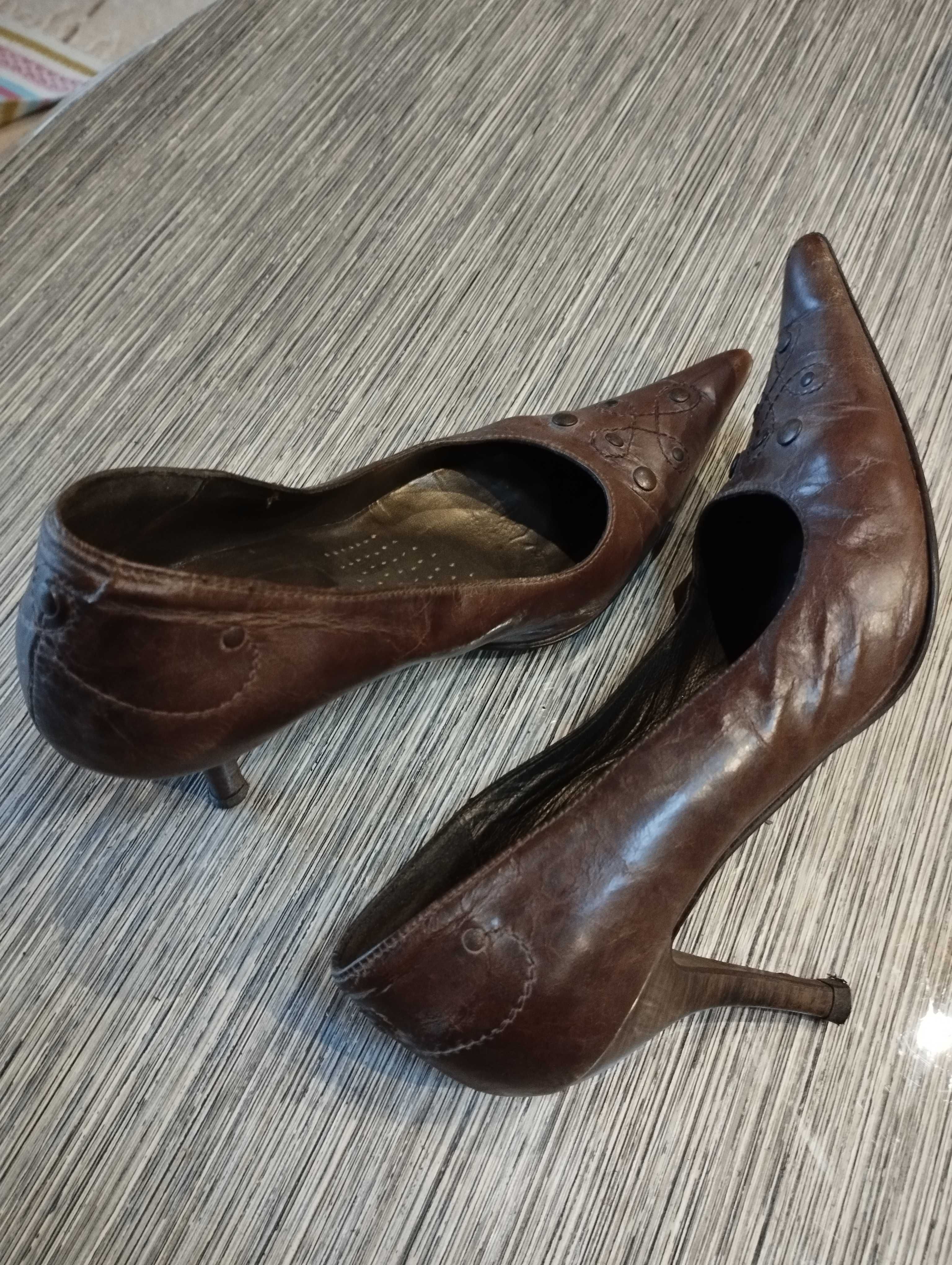 Sapatos castanhos em pele