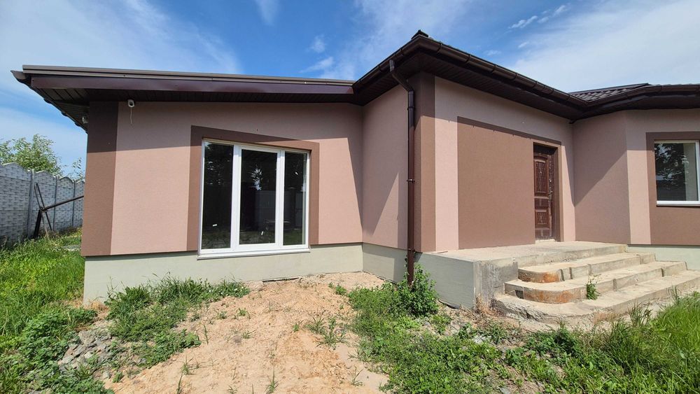 Будинок на огороженій ділянці 8 соток, штукатурка, якісні комунікації