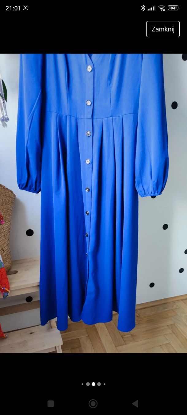 Kobaltowa długa sukienka zapinana na guziki z długim rękawem