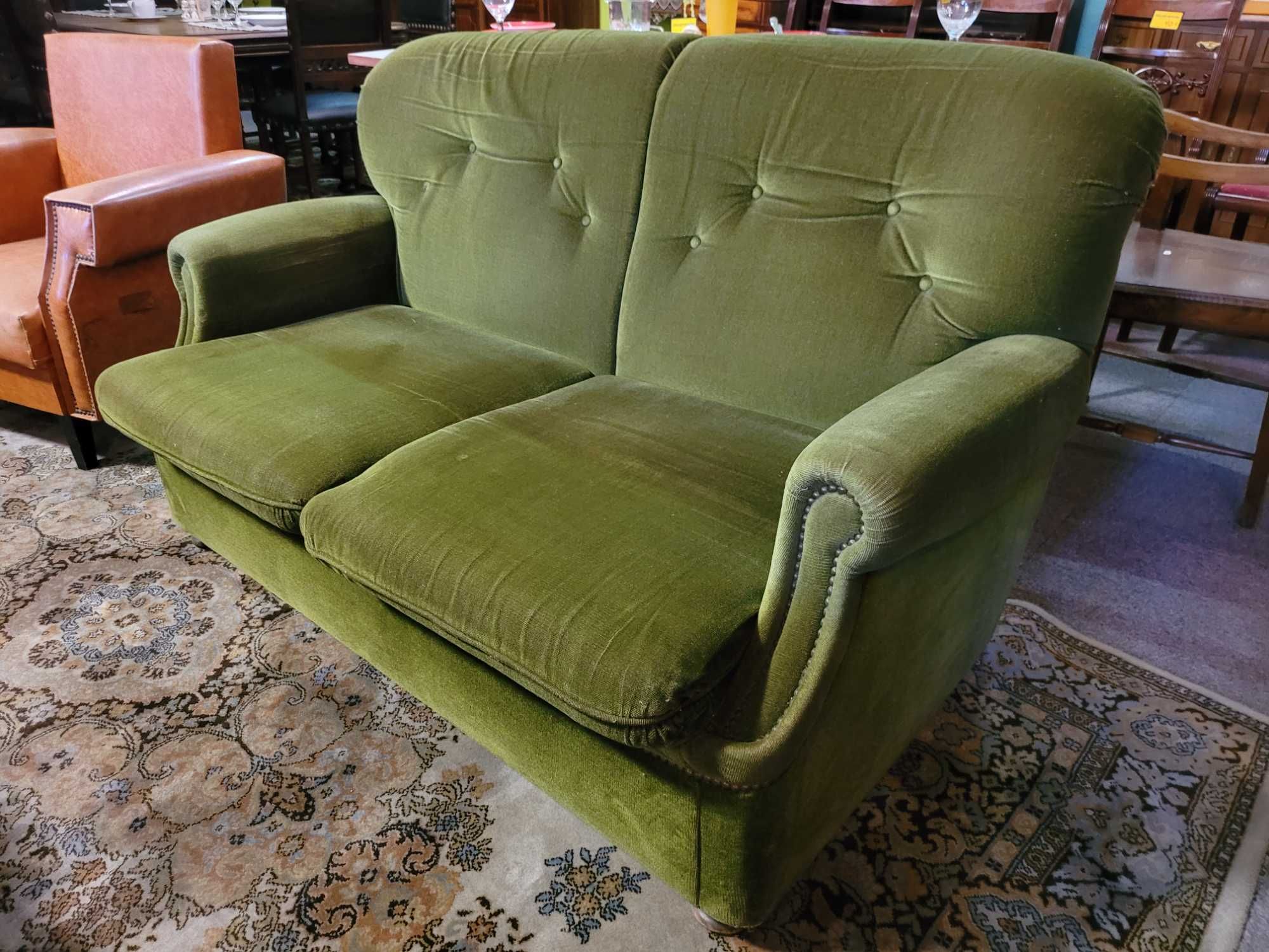Sofá cama de dois lugares em veludo de cor verde - Sem zonas rasgad