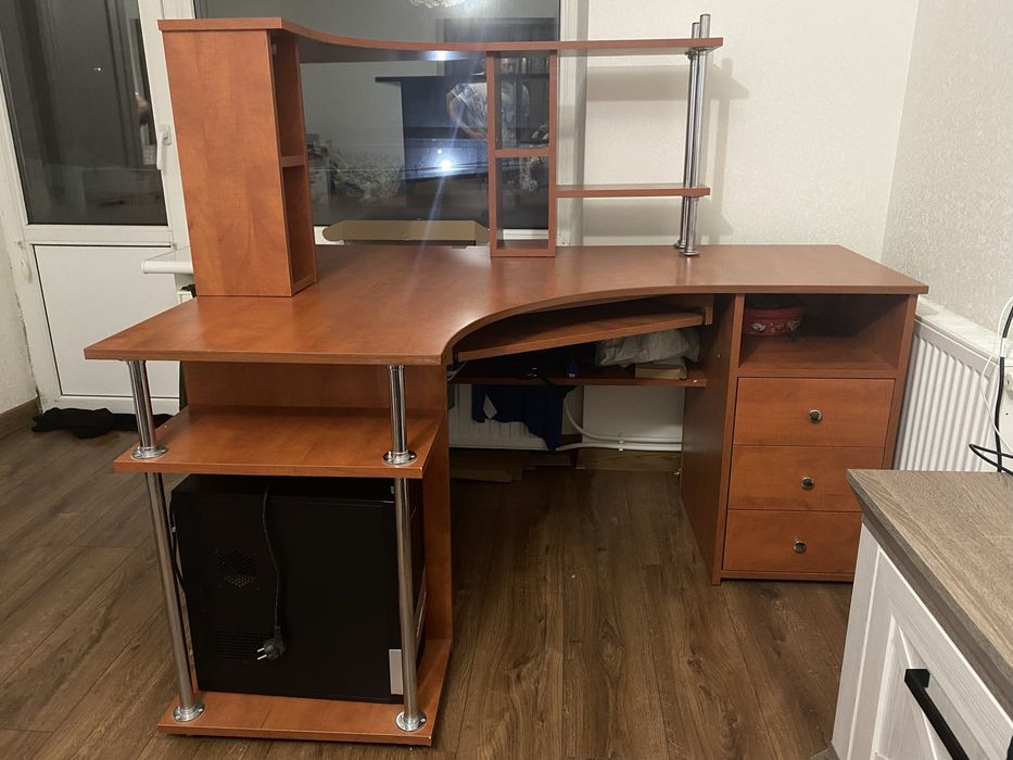 Компʼютерний стіл