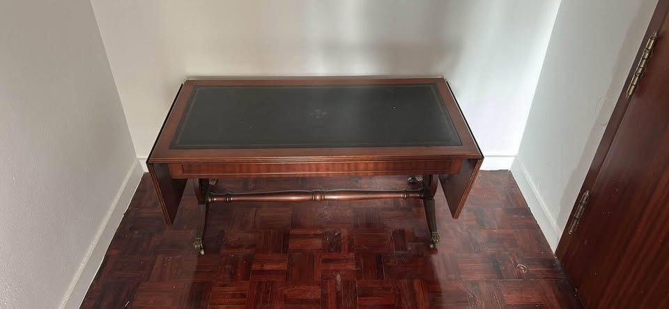 Mesa de centro, abas rebativeis estilo ingles, com tampo em pele verde