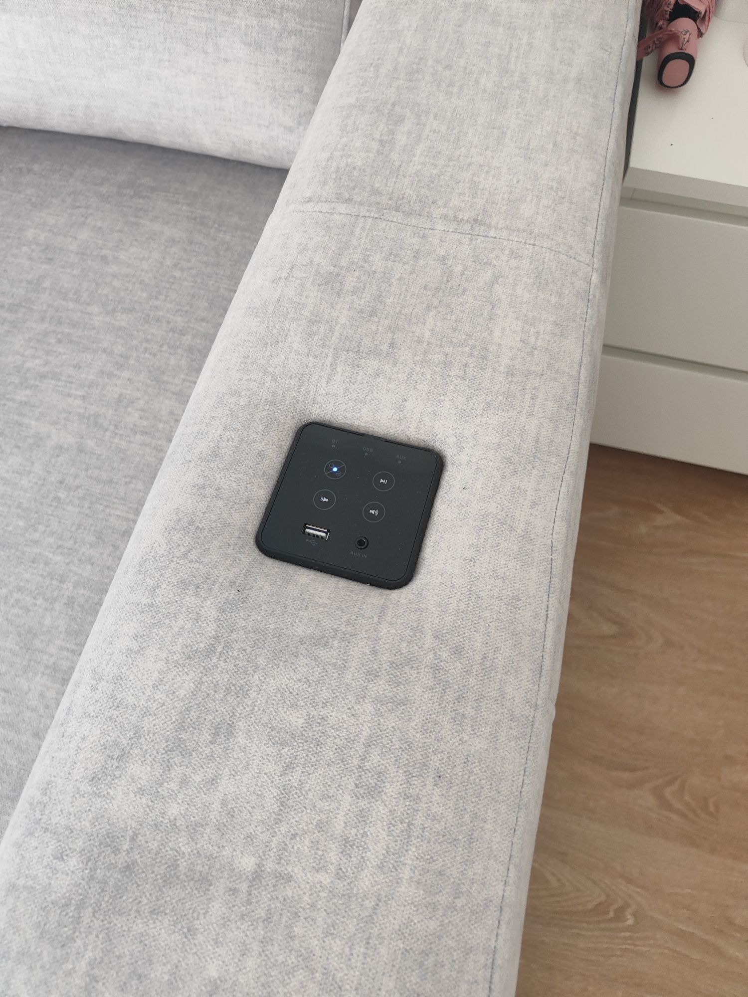 Sofá cama com chaise long + sistema som integrado
