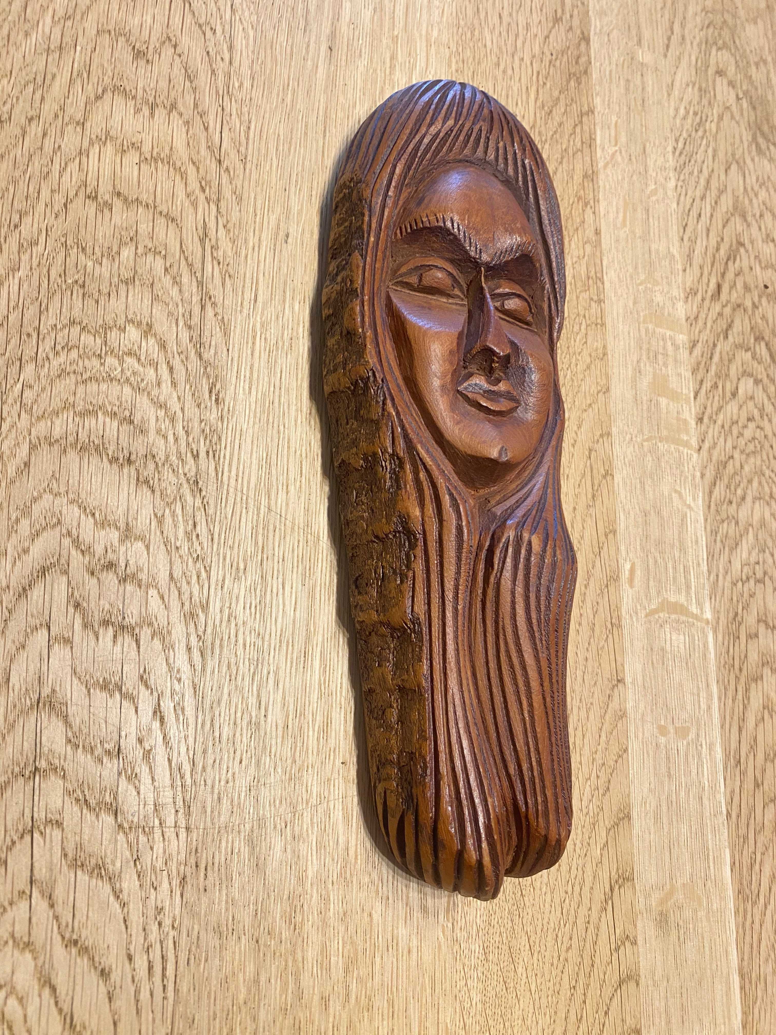 Płaskorzeźba drewniana – twarz