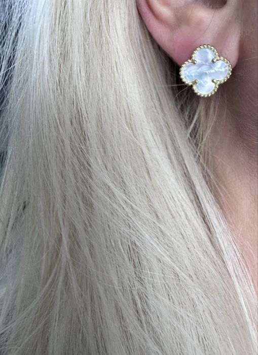 Золоті сережки з перламутром у стилі Van Cleef