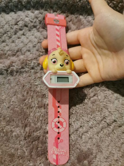 Um relógio de brincar rosa( Patrulha pata )