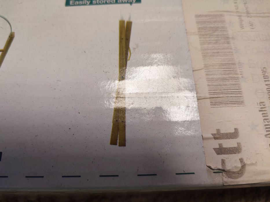 Suporte em madeira para alcofa de bebé