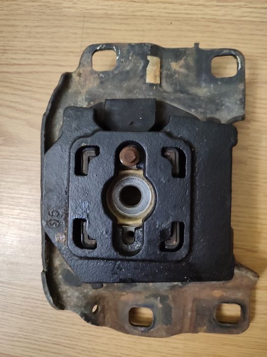 Ліва подушка двигуна під AV61-7M121-BC  ford focus usa 16