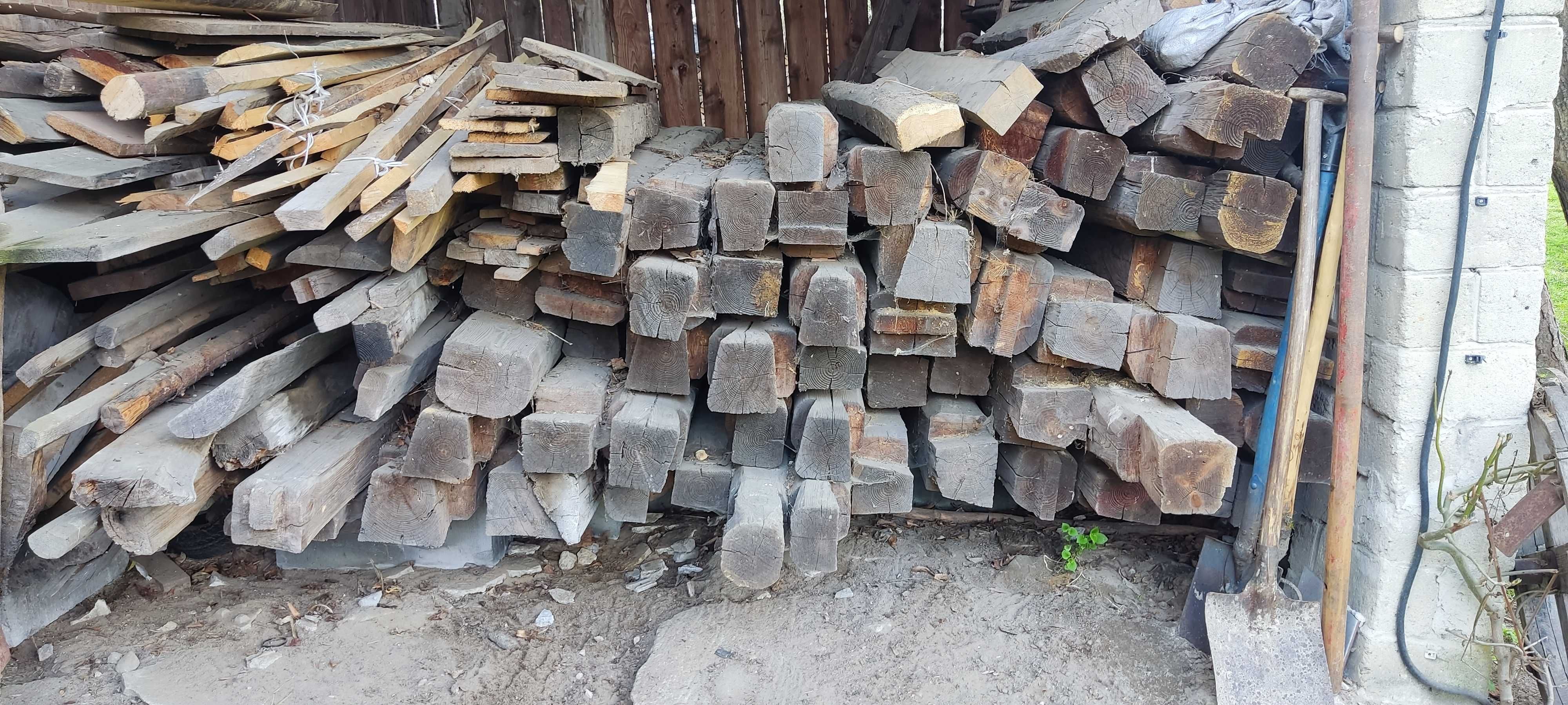 Stare drewniane belki po rozbiórce