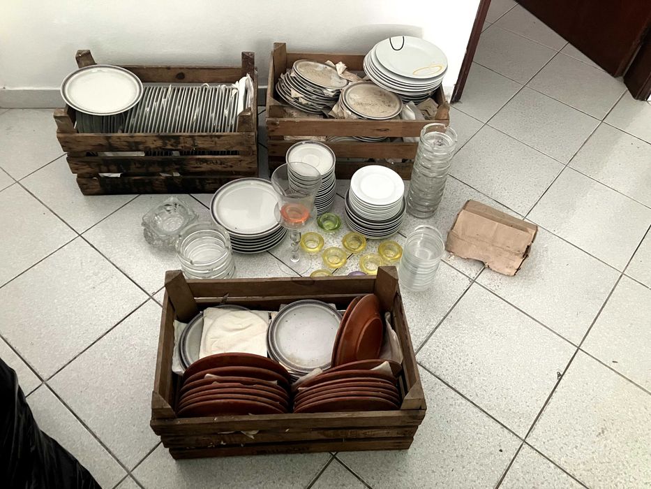 Pratos, cinzeiros, castiçais/Plates, ashtrays, candle holders