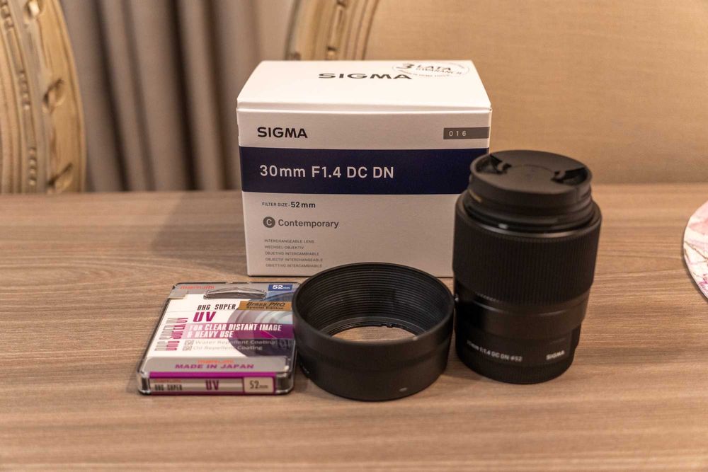 Sigma C 30mm f/1.4 DC DN - E (Sony E) + 2 filtry (Hoya, Marumi) + GW