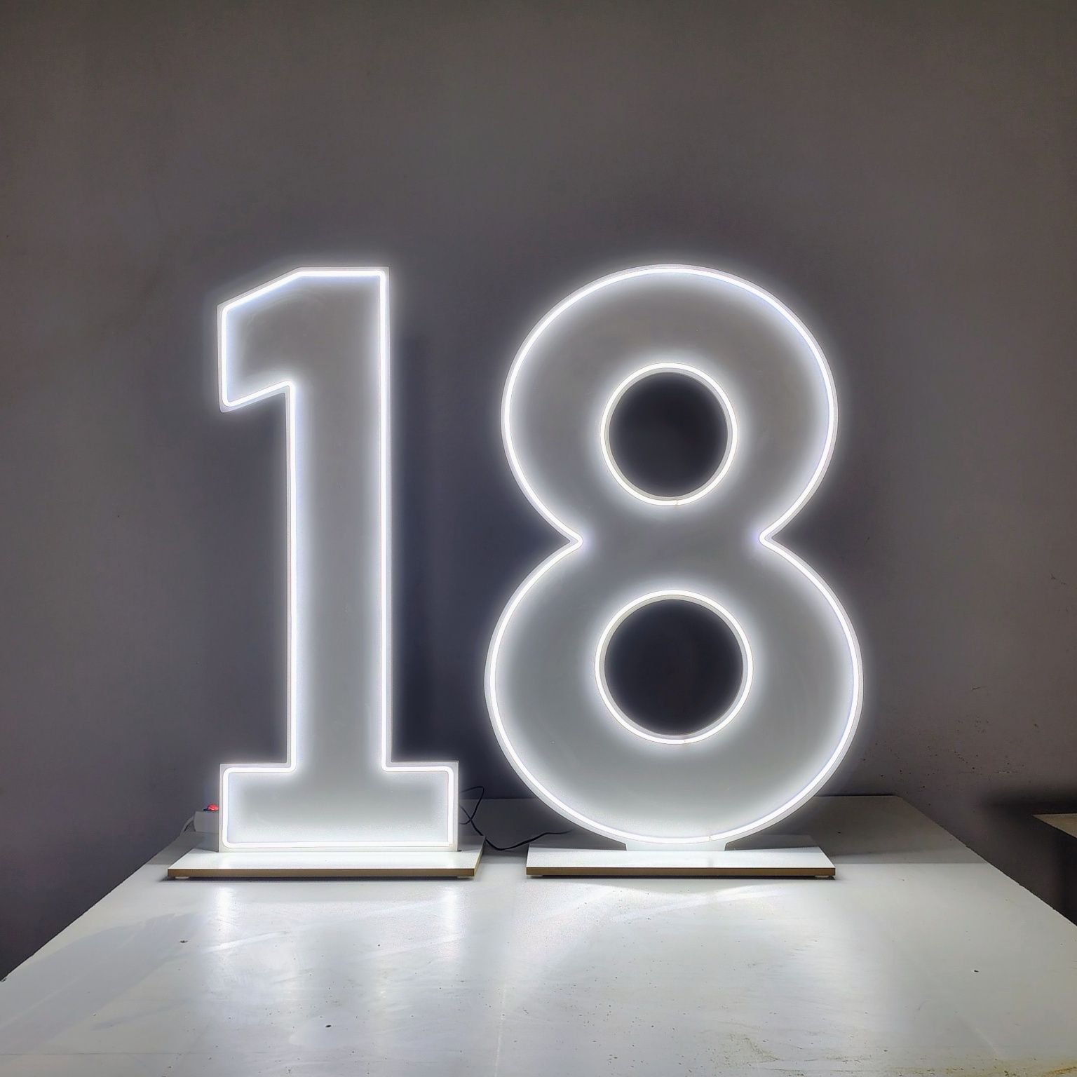 Cyfry  podświetlane 0,1,2,3,4,5,6,7,8,9 neon LED