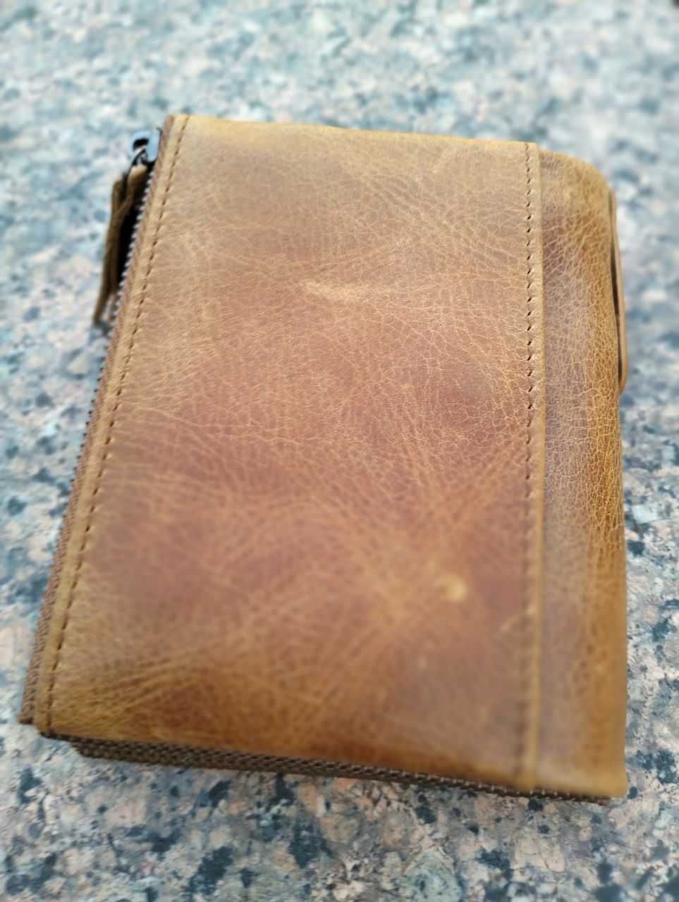 Невеликий вінтажий шкіряний гаманець.