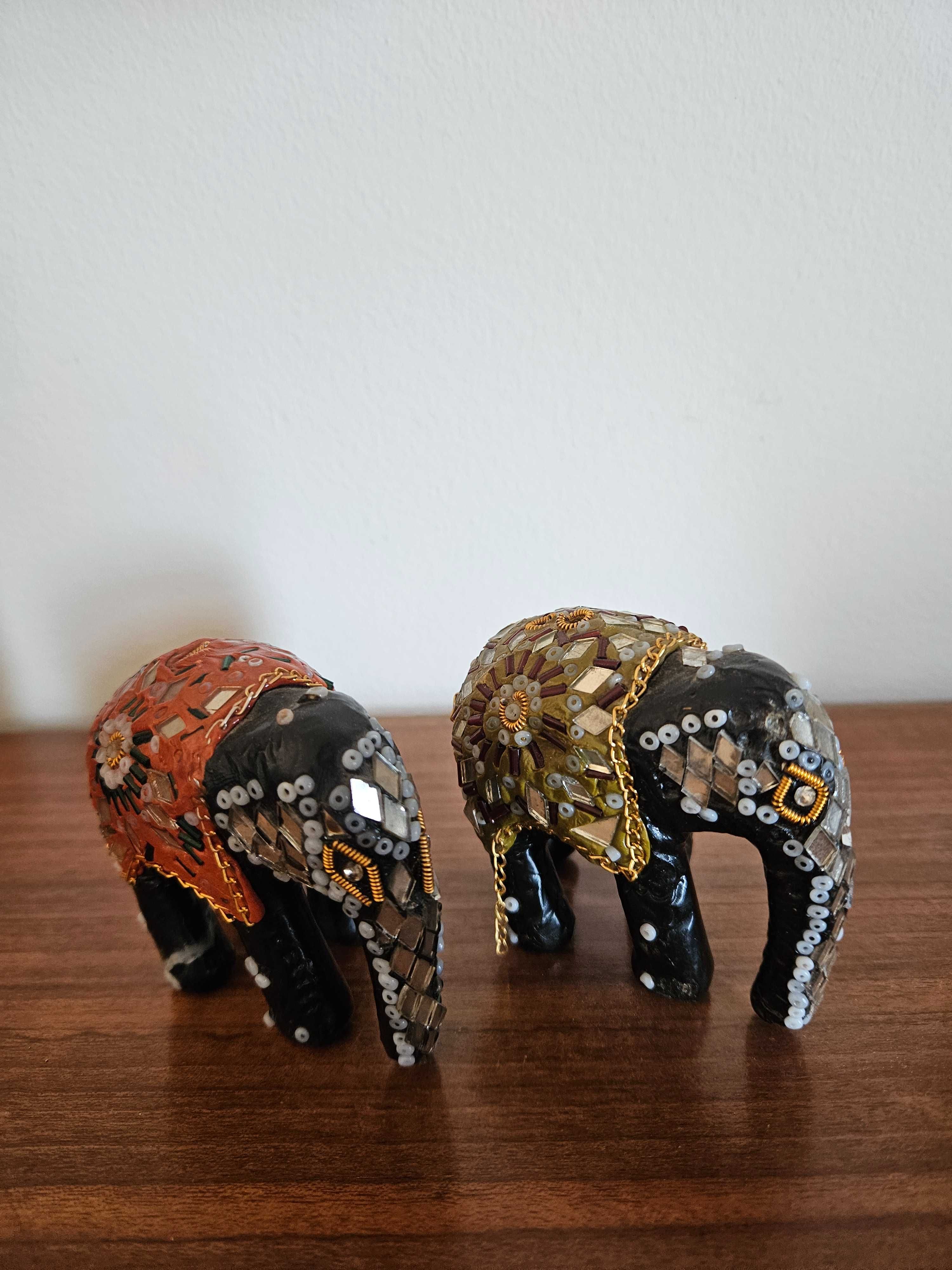 Elefantes indianos decorados com missangas