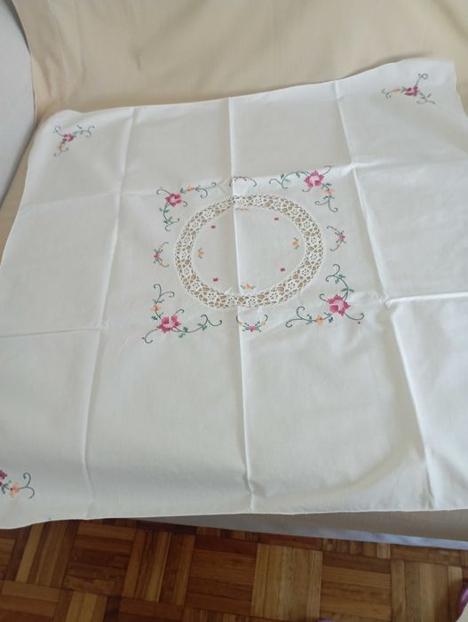 Toalha de mesa,  renda  c/ bordado