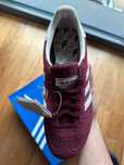 Shadow Red\Piłka ręczna\adidas\nowy UnisexTrampki.41