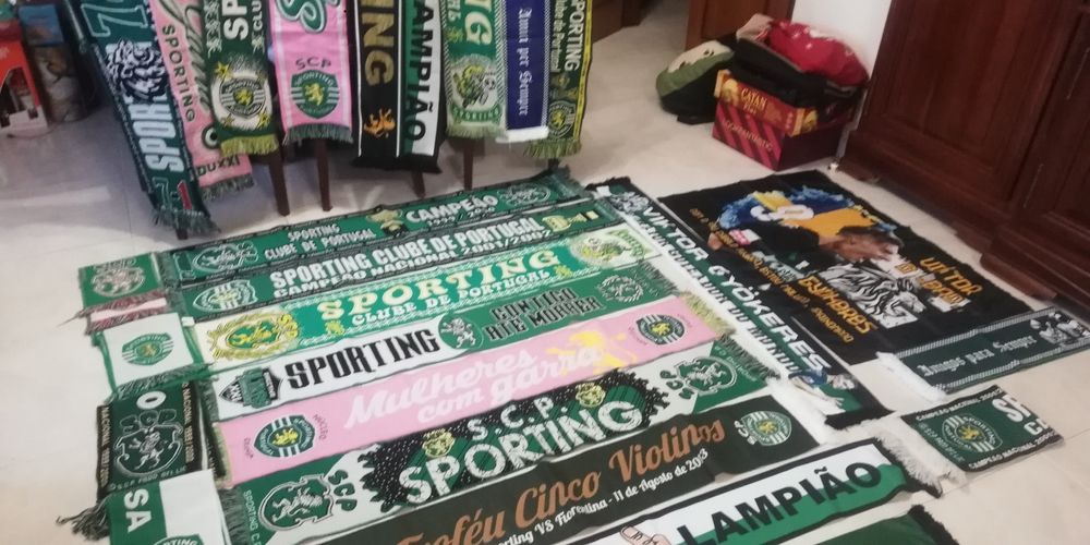 26 Cachecois e uma Bandeira do Sporting