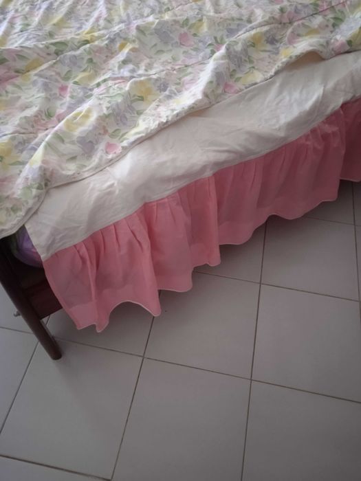 Colcha e cortinados para quarto de jovem
