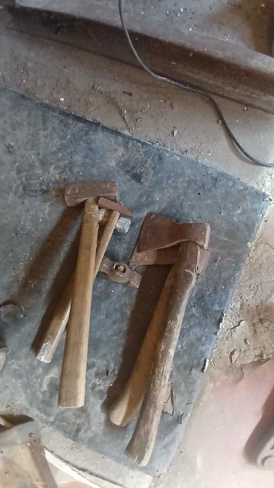Продам сокири і молотки