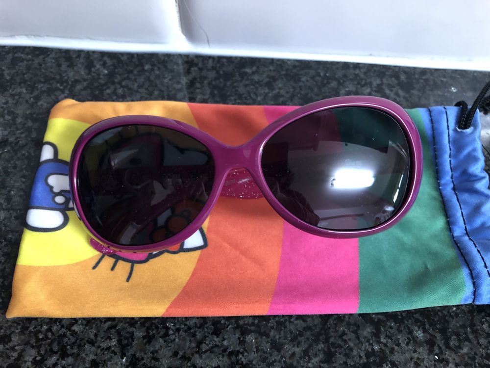Óculos de sol Polaroid Hello Kitty e outro para menino