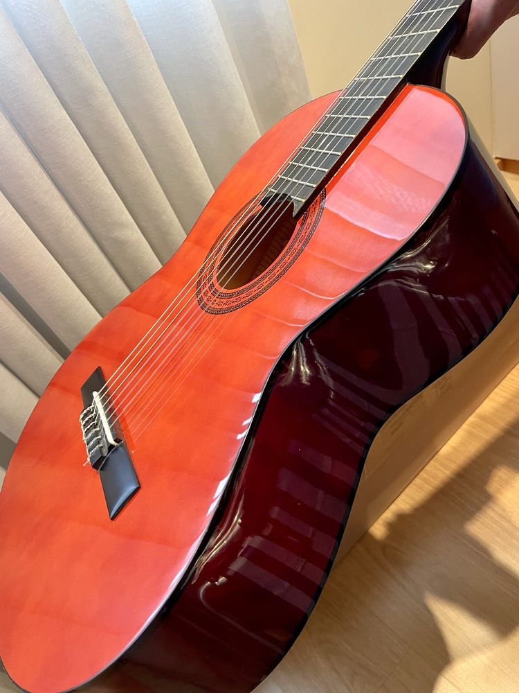 Guitarra cor vinho