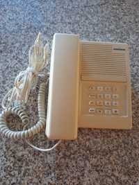 Telefone antigo de teclado.