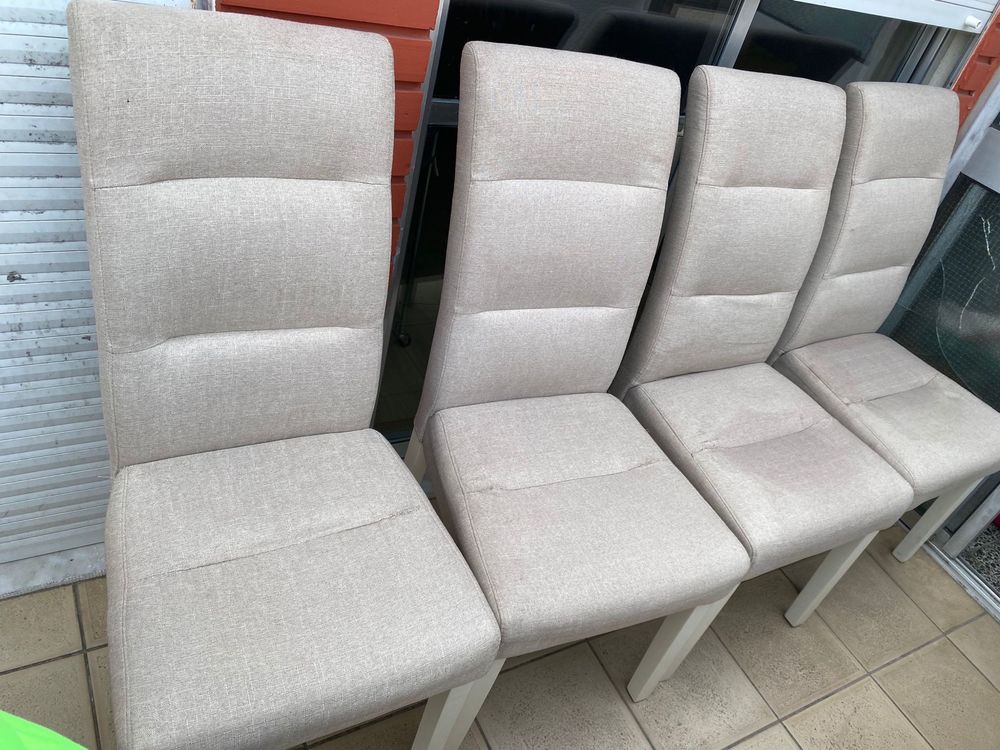 Mesa de vidro estensora e cadeiras