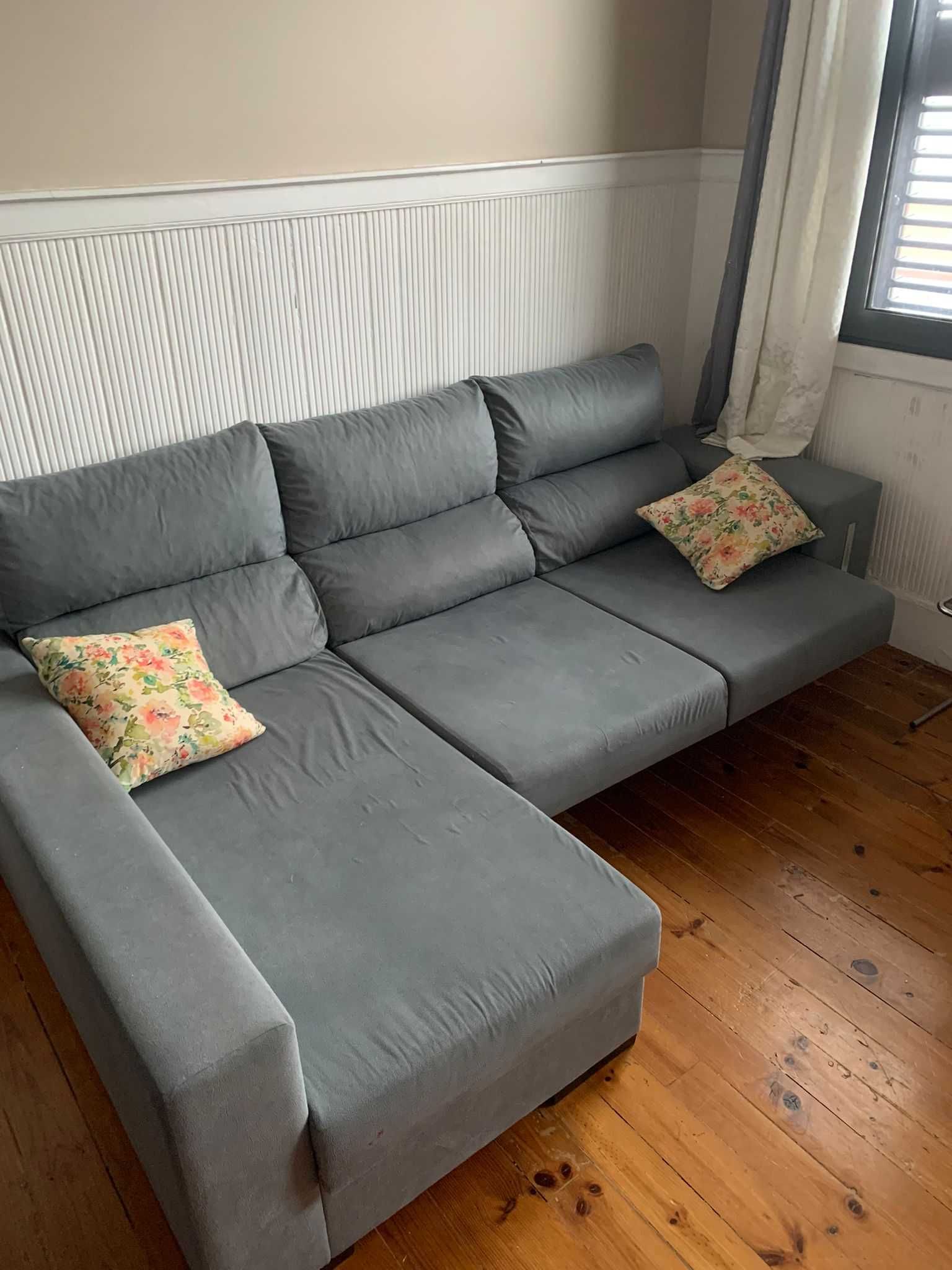 Sofá chaise long cinza