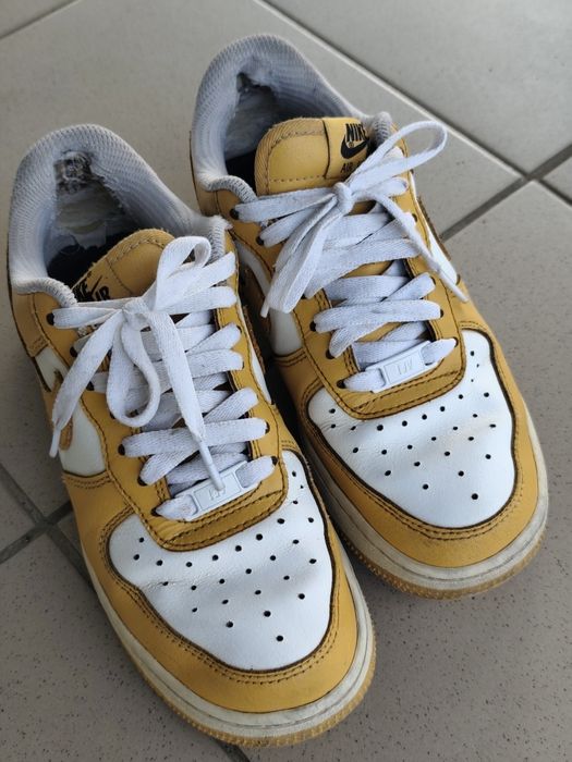 Кросівки жіночі Nike Air Force 1 жовті