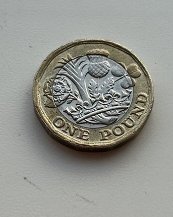 one pound монета