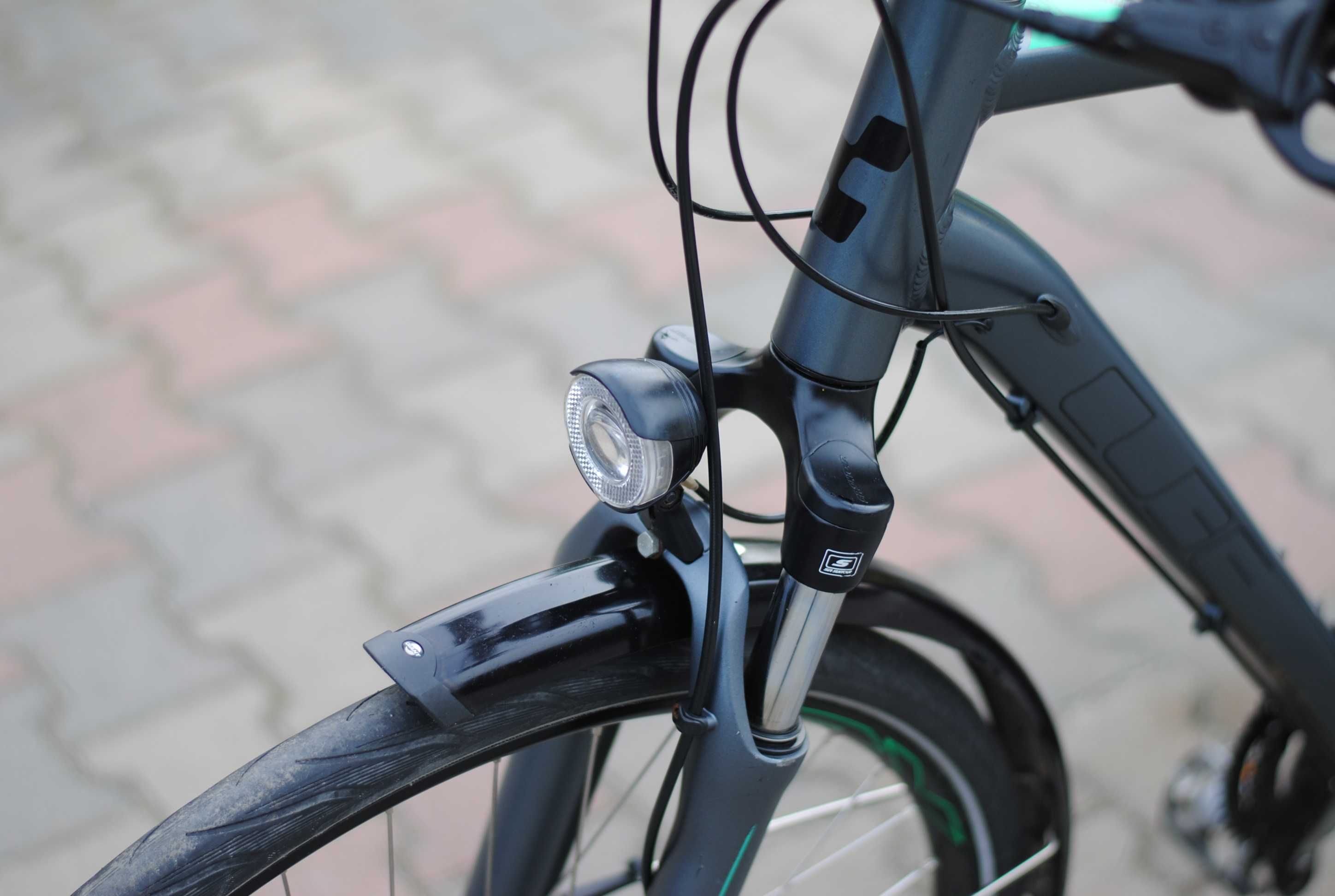 Trekkingowy rower Cube Touring Pro osprzęt shimano koła 28"