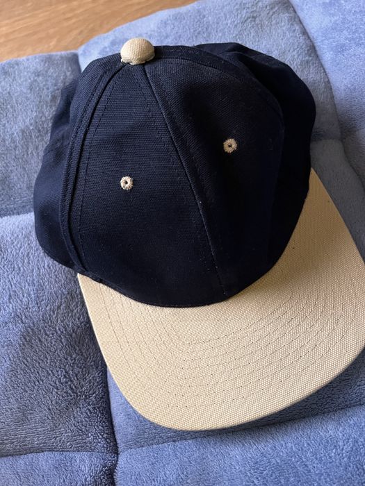 Granatowa czapka z daszkiem