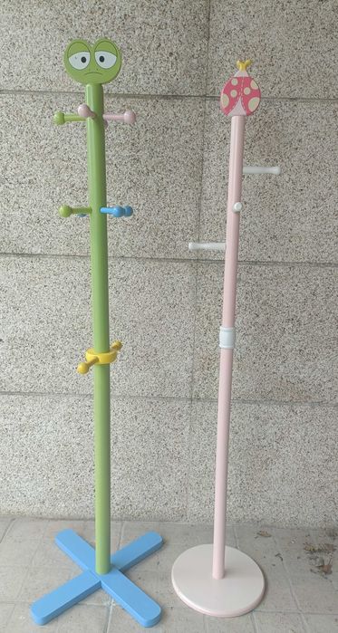 Cabides de roupa para menino e menina