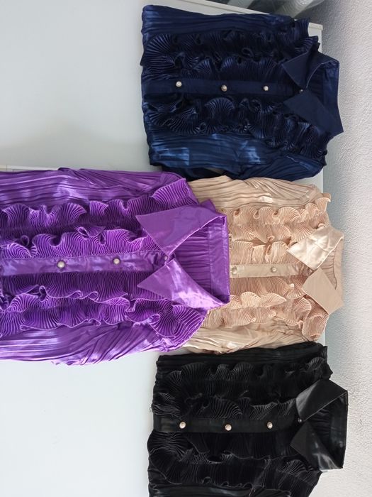 Camisas/camiseiros (preto, bege, roxo que moldam a silhueta-L e XL