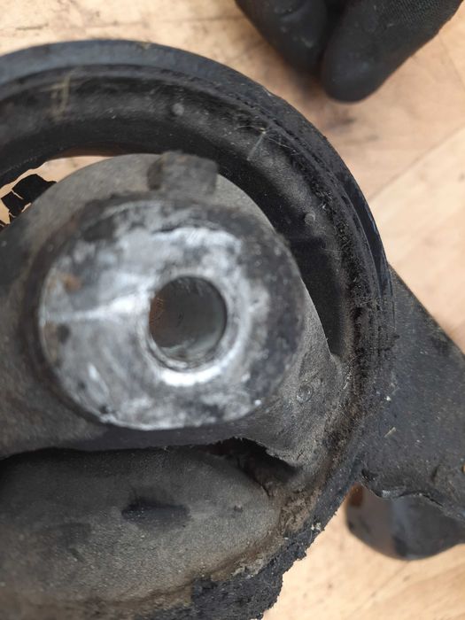 Задня подушка опора двигуна Тойота 12371-0R010 авенсіс Версо Королла