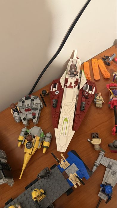 Set de legos star wars cerca de 70/80 figuras e cerca de 20 conjuntos