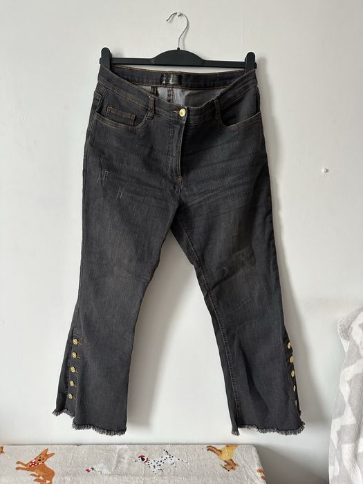 Szare jeansy straight z ozdobymi guzikami rozmiar 42