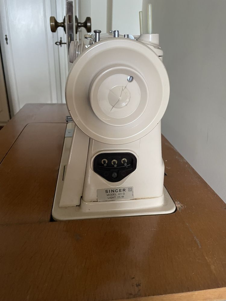 Máquina Singer 411G antiga a pedal