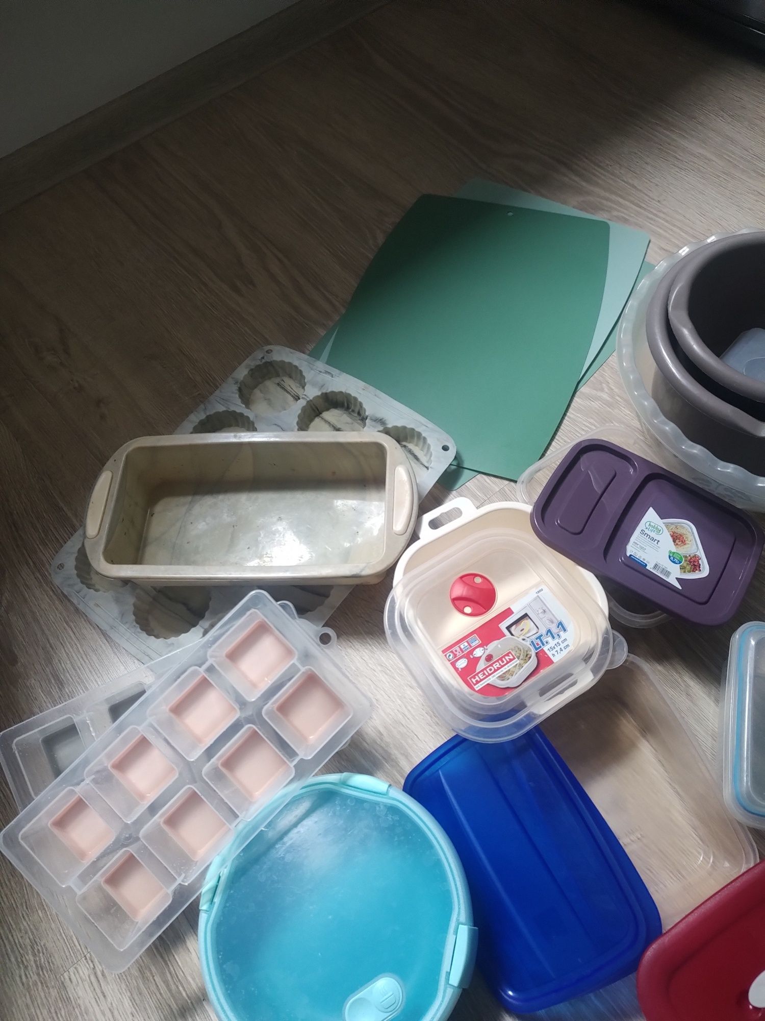 Zestaw plastikowych pojemników, form, artykułów kuchennych