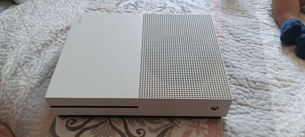 Xbox one S/ comando original/ 500GB (excelente estado)