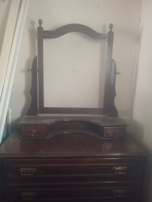 Cómoda com armação  só falta o vidro na armação é vendido como está