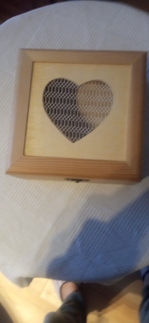 Caixa em madeira com coração na parte de cima medida 6x6x3 cm