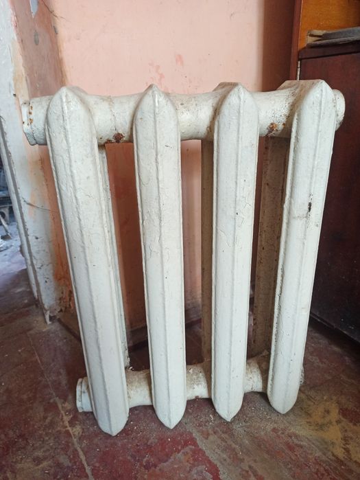 Батарея чугунна 4 секції.