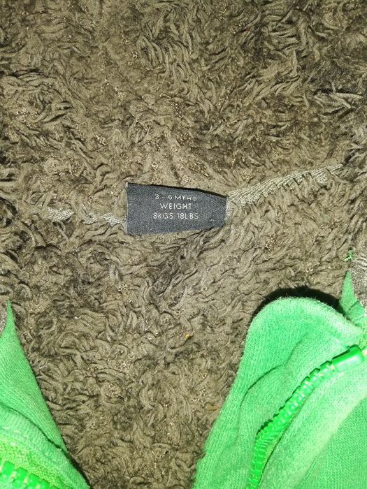 Gruba, ocieplana bluza z kapturem dla dziecka.