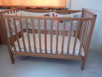 Berço em madeira maciça para bébé