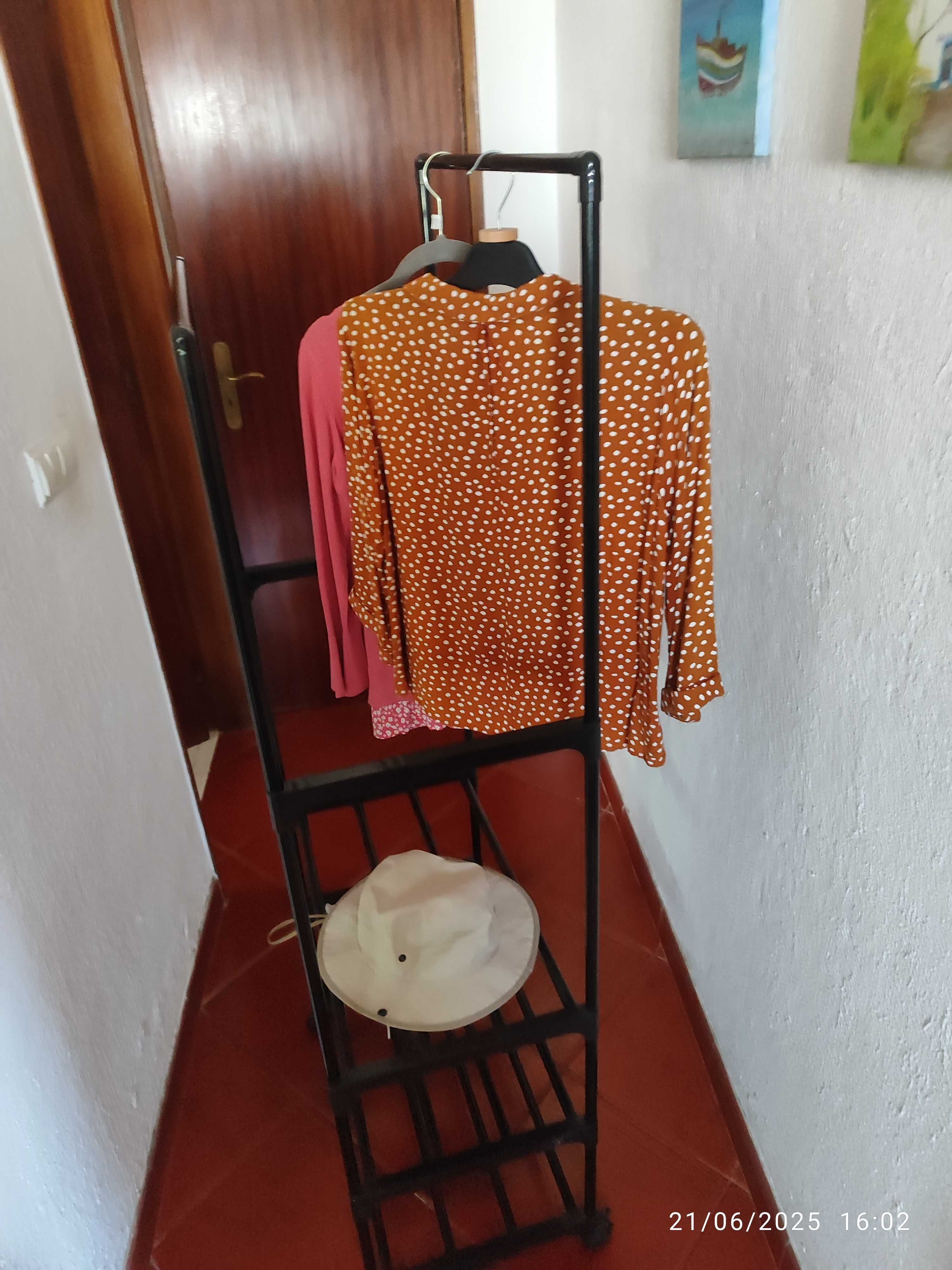 Cabide para roupas, sapatos e outras necessidades.