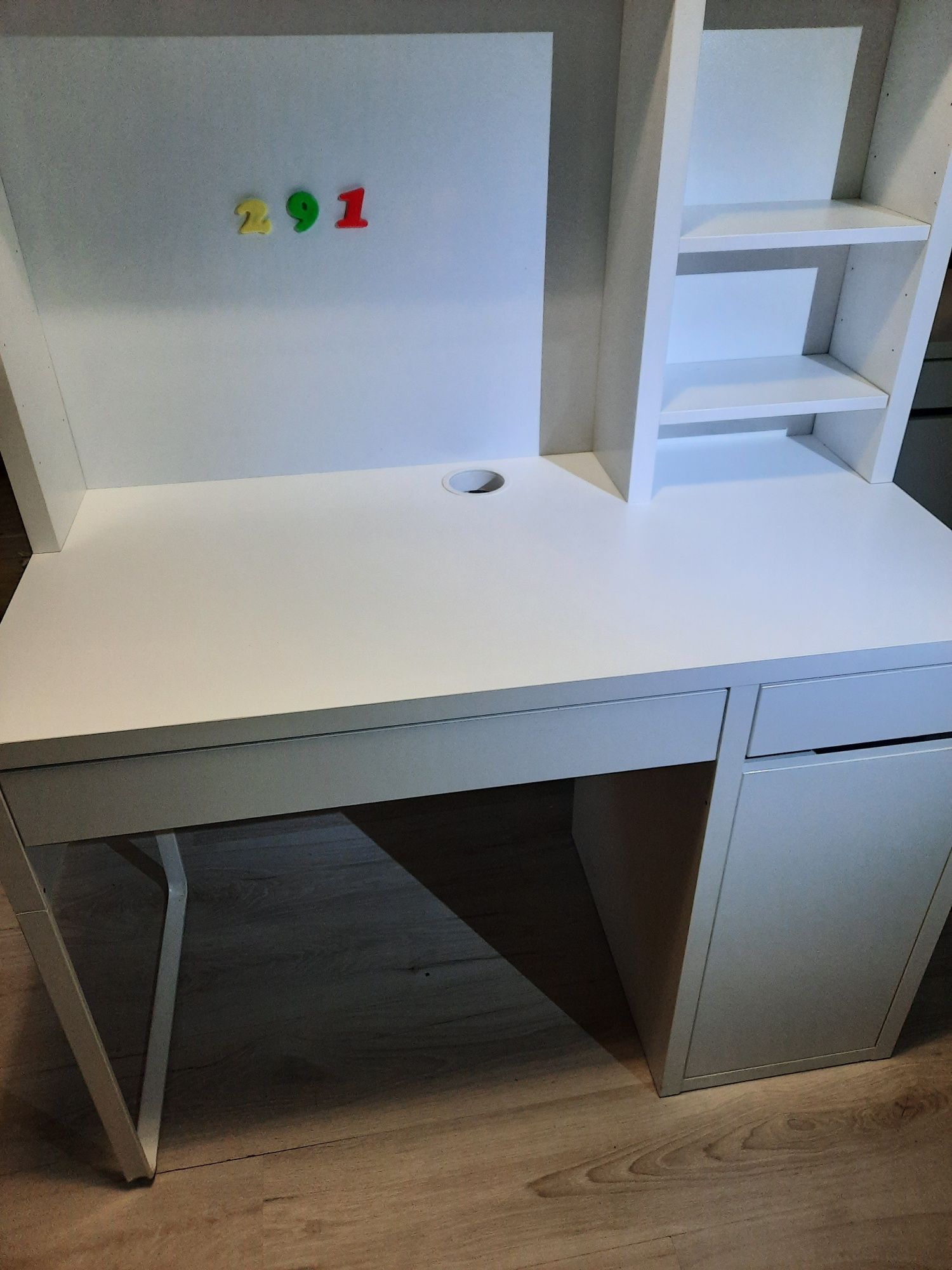 Biurko biale  micke ikea z nadstawką
