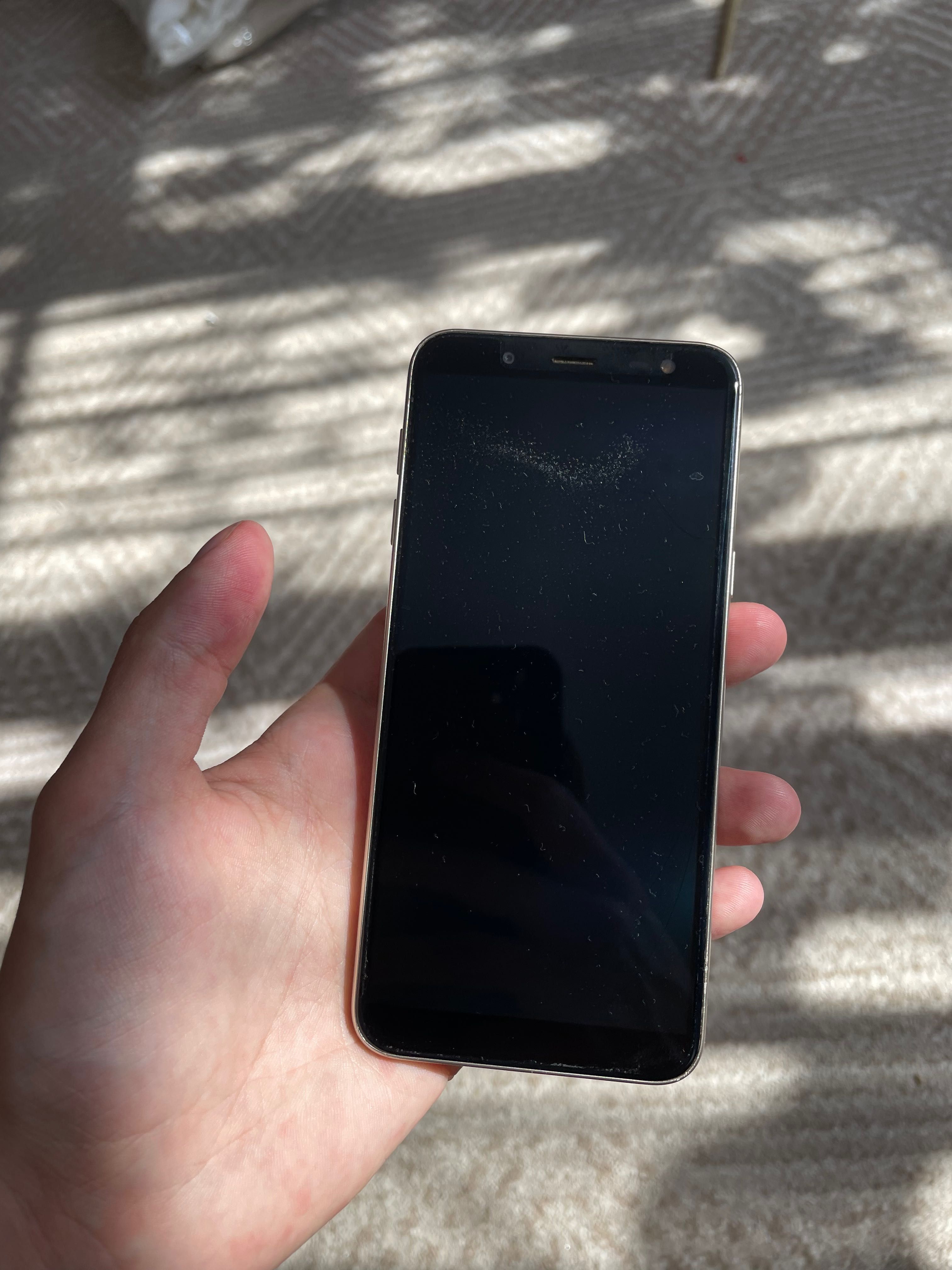 Телефон Samsung Galaxy J6
